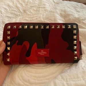 Valentino Wallet in Camo Red